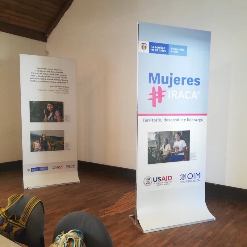 Stands, displays, demosets, mesas, counters, backings, Totems, vallas portátiles